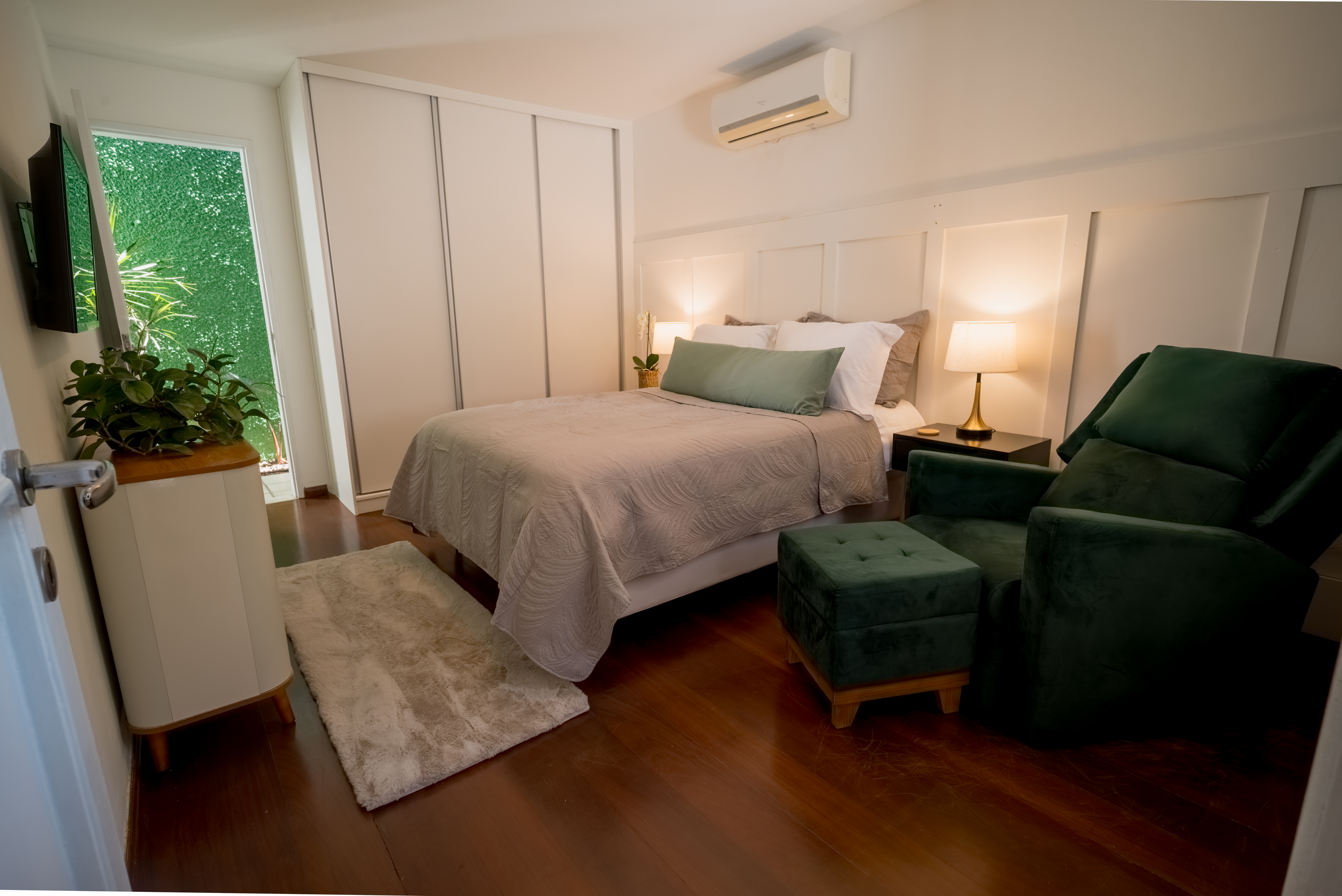Double bed in bedroom